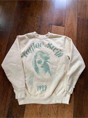 Taylor Swift 1989 sweatshirt